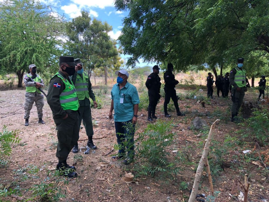 Desalojan 300 familias que ocuparon terrenos de forma irregular en Baní