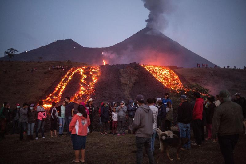 El volcán Pacaya tiene su pico en los 2.552 metros de altura sobre el nivel del mar y está ubicado unos 40 kilómetros al sur de la Ciudad de Guatemala.