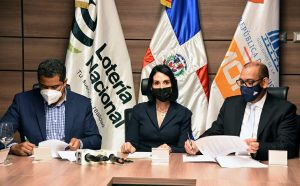 Primera Dama amadrina acuerdo firmado entre el MOPC y Lotería Nacional para construir viviendas
