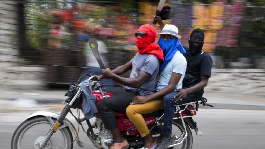 Según informe presentado, en abril se registraron al menos 91 casos de secuestro, frente a los 27 de marzo, lo que supone un aumento de más del 300 %, subraya la ONG, que habla de la existencia de 150 grupos armados en todo Haití.