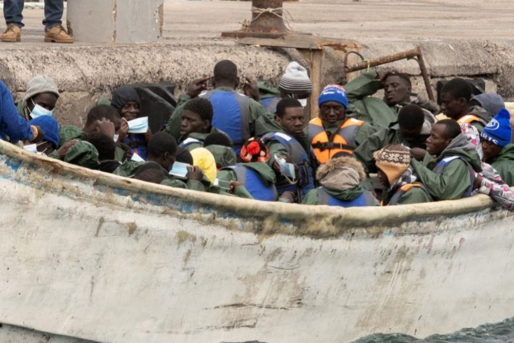 Los agentes transportaron al grupo a la Estación Ramey para su procesamiento. (Fuente externa)