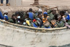Los agentes transportaron al grupo a la Estación Ramey para su procesamiento. (Fuente externa)