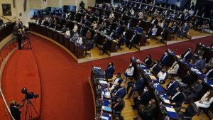 "Recurrir a estos métodos de tipo totalitario no favorece al Gobierno, peor a la democracia salvadoreña", agregó el alto tribunal constitucional ecuatoriano.