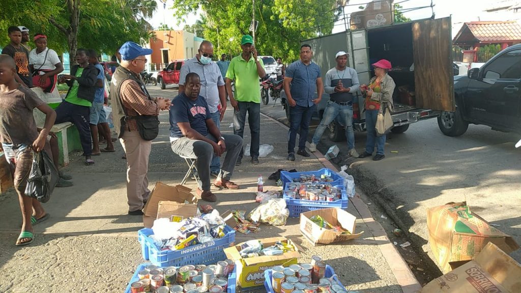 Salud Pública decomisa productos vencidos en ELÍAS PIÑASalud Pública decomisa productos vencidos en ELÍAS PIÑA
