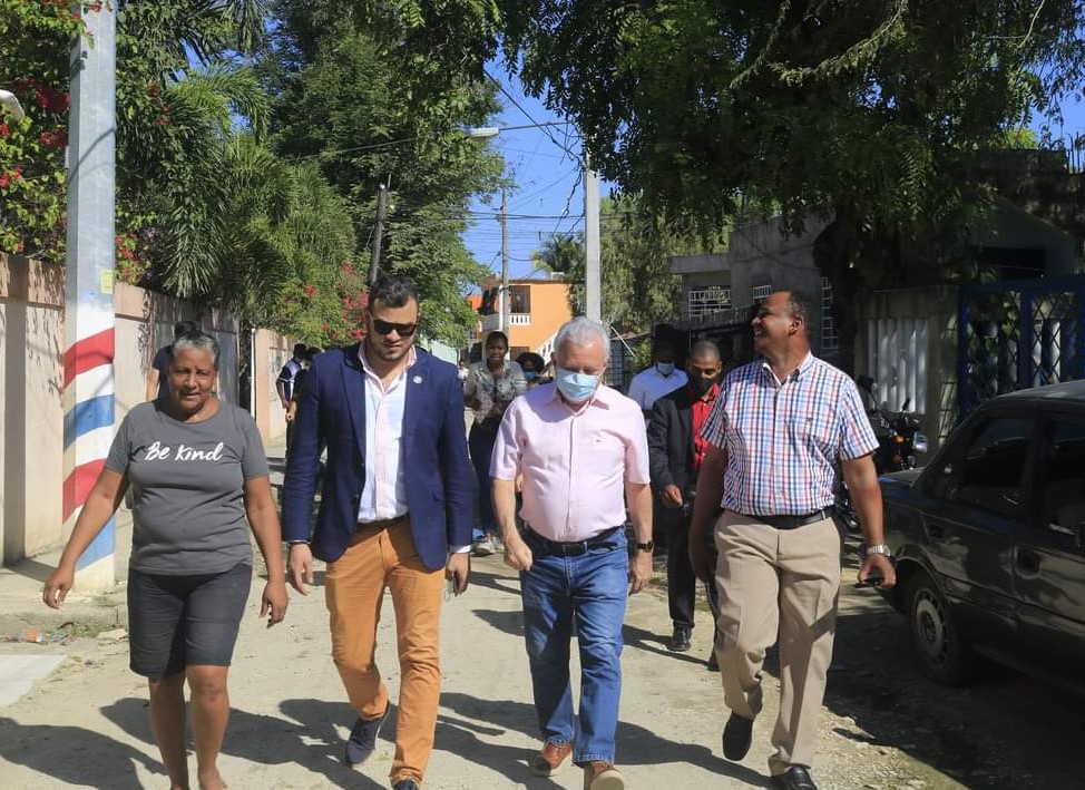 Senador Antonio Taveras con representantes de juntas de vecinos de Santo Domingo Norte. (Imagen: fuente externa)