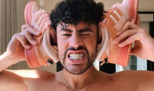 Bad Bunny, lanzó una línea de zapatos color rosa, para crear conciencia por el cáncer de seno