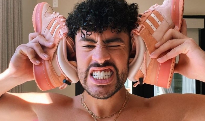 Bad Bunny, lanzó una línea de zapatos color rosa, para crear conciencia por el cáncer de seno