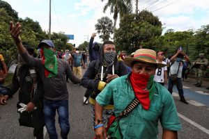 La población indígena, con su minga (marcha), ha inundado la ciudad de Cali para unirse a los manifestantes, y la guardia indígena patrulla por los barrios para evitar situaciones de desorden público o mediar en los enfrentamientos con la Policía.