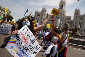 En la concentración, que se desarrolló sin incidentes, los asistentes portaban banderas colombianas y corean lemas contra la represión en ese país latinoamericano.