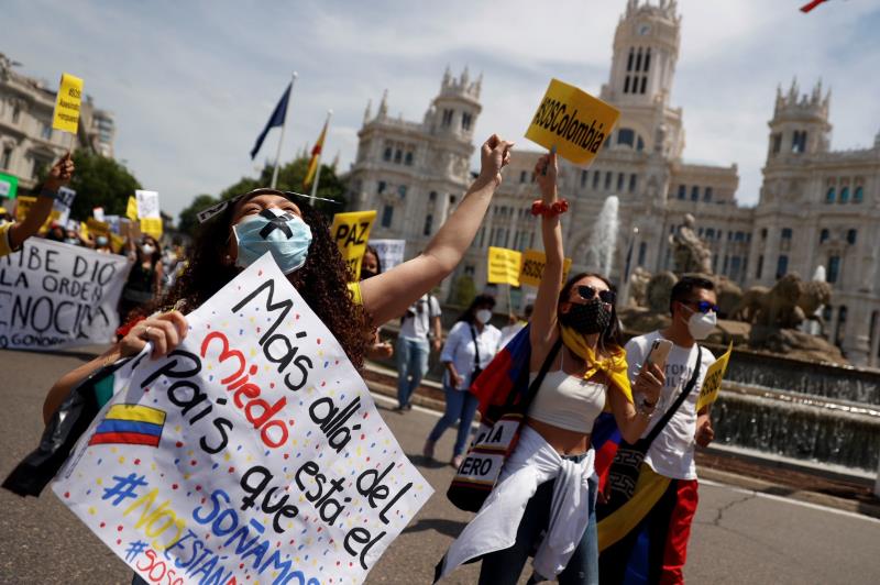 En la concentración, que se desarrolló sin incidentes, los asistentes portaban banderas colombianas y corean lemas contra la represión en ese país latinoamericano.