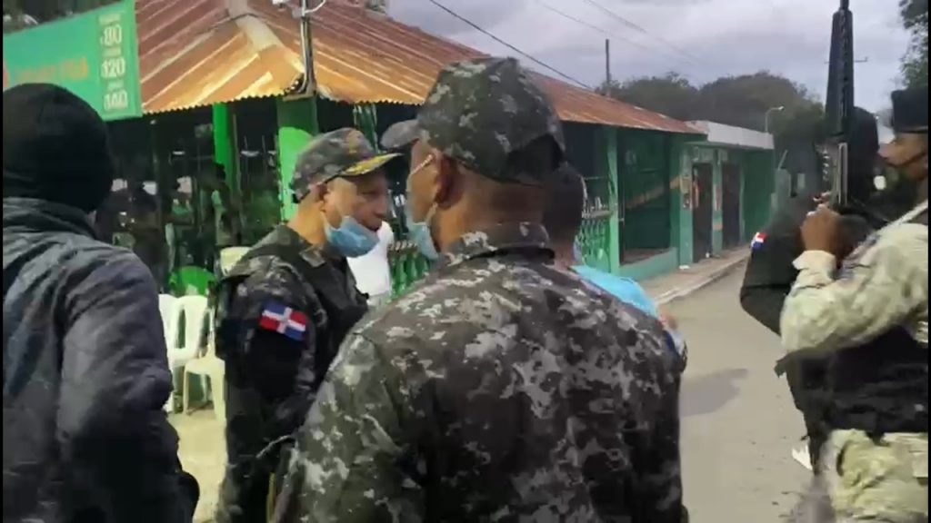 Multitud se enfrenta con Policía Nacional en San José de Ocoa
