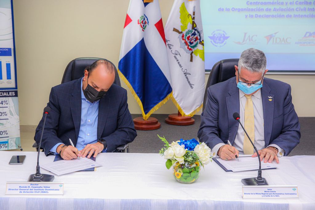 Director regional de la OACI firma acuerdo con aeronáuticas dominicanas.