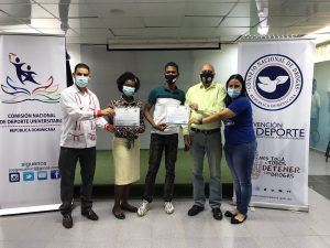 Fernando Teruel y Johanna González entregan a profesores su certificado