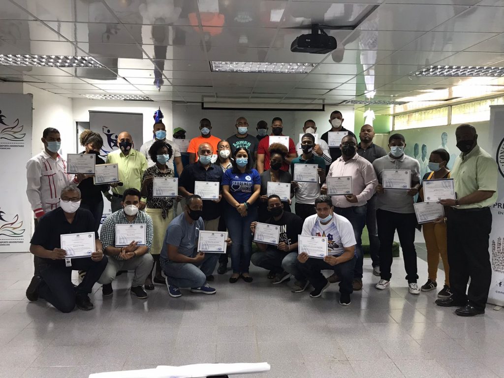 Docentes Universitarios con sus diplomas