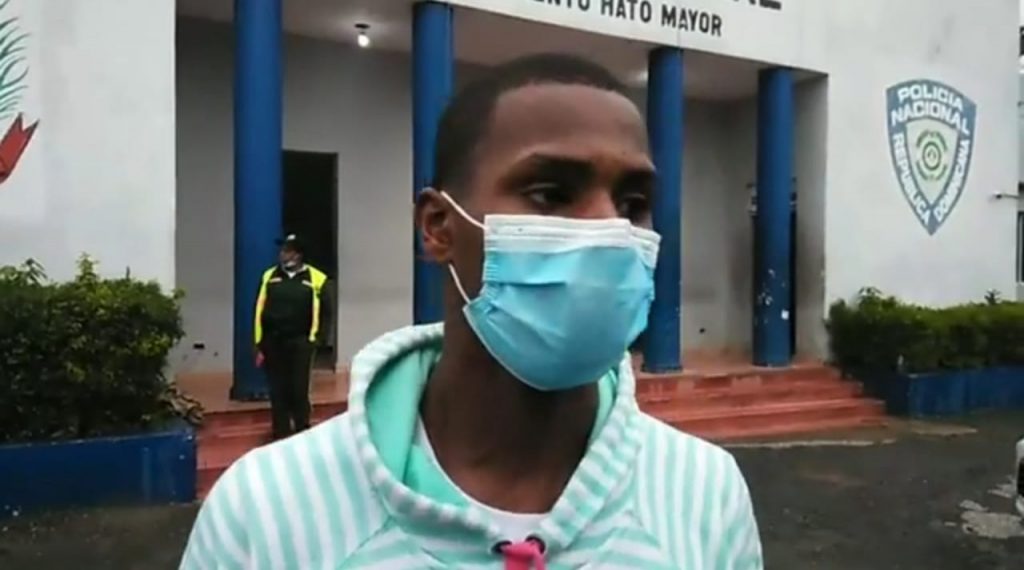 Joven denuncia agente de la Armada Dominicana lo amenazó de muerte y lo golpeó en Sabana de la Mar
