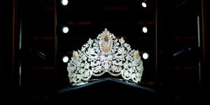 La gala mantendrá un sabor latino con comentaristas e invitados como el popular actor mexicano-estadounidense Mario López o la ex Miss Colombia Paulina Vega.