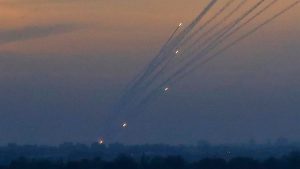 El anuncio israelí se divulga tras una extensa jornada de disparos desde el enclave y bombardeos israelíes de represalia