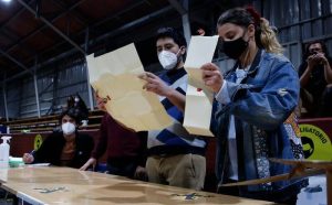 En un contundente mensaje en Twitter, el poeta Raúl Zurita -de 71 años y Premio Reina Sofía de Poesía Iberoamericana 2020- apeló a los jóvenes que se enfrentaron cara a cara con las fuerzas de seguridad en las masivas protestas de 2019 y a quienes se les denominó "primera línea". (Fuente externa)