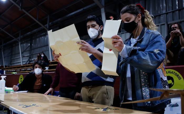 En un contundente mensaje en Twitter, el poeta Raúl Zurita -de 71 años y Premio Reina Sofía de Poesía Iberoamericana 2020- apeló a los jóvenes que se enfrentaron cara a cara con las fuerzas de seguridad en las masivas protestas de 2019 y a quienes se les denominó "primera línea". (Fuente externa)