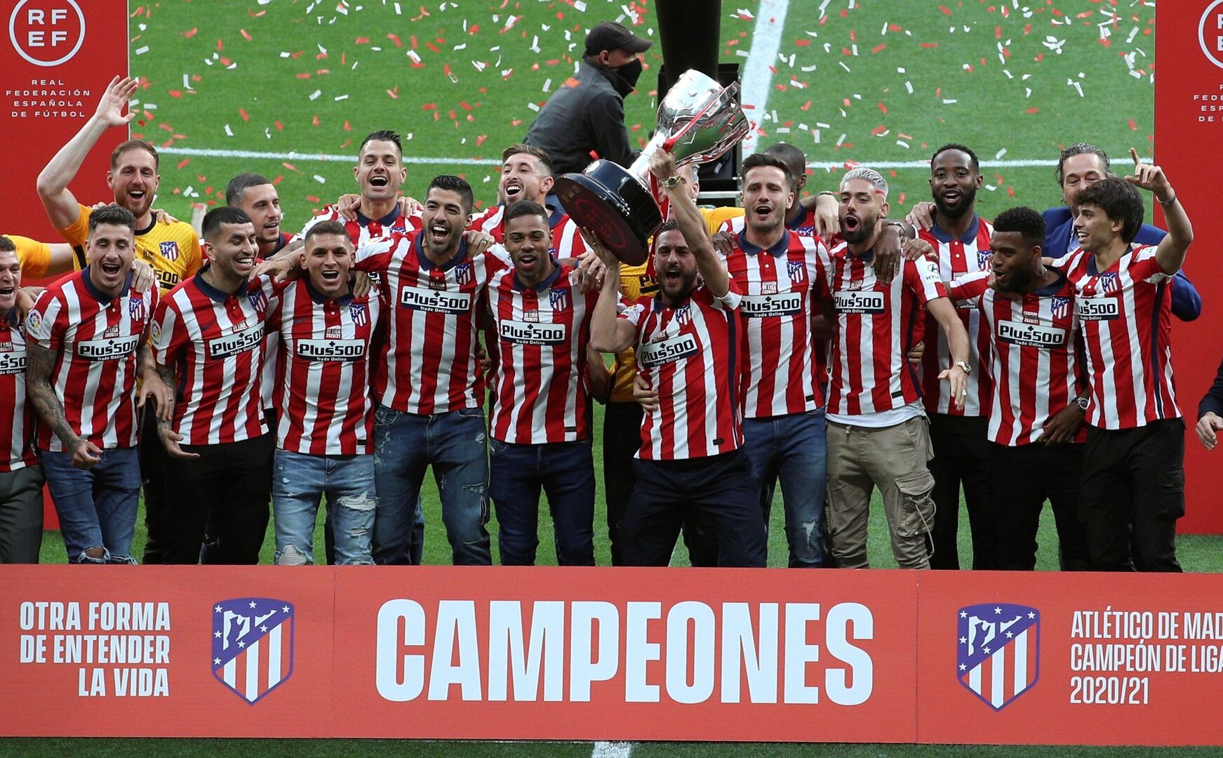 El Atlético de Madrid recibe la copa de campeón de Liga ...