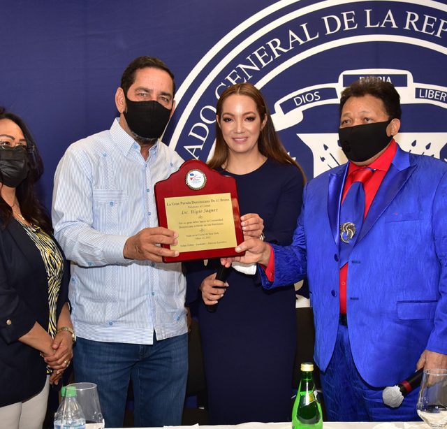 Parada Dominicana de El Bronx reconoce labor del cónsul Eligio Jáquez a