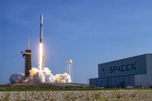 Esta operación permite que SpaceX vuelva a utilizar las partes más caras del cohete, lo que a su vez reduce el costo del acceso al espacio. (Fuente externa)