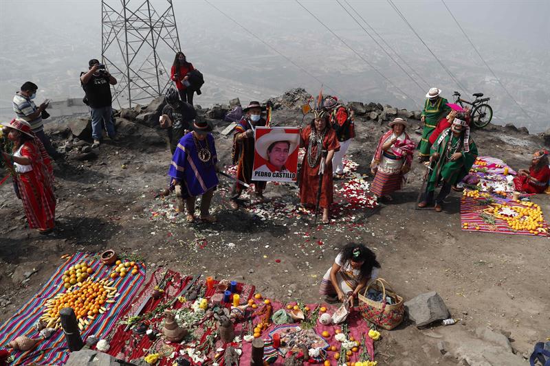 "Es para nosotros poder darle buen ánimo, buen espíritu y buen aire para que pueda gobernar Castillo", detalló a Efe Juan de Dios García. (Fuente externa)
