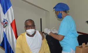 Imagen de la jornada de vacunación contra el Covid-19 llevada a cabo en la Universidad Nacional Evangélica. (Fuente externa)