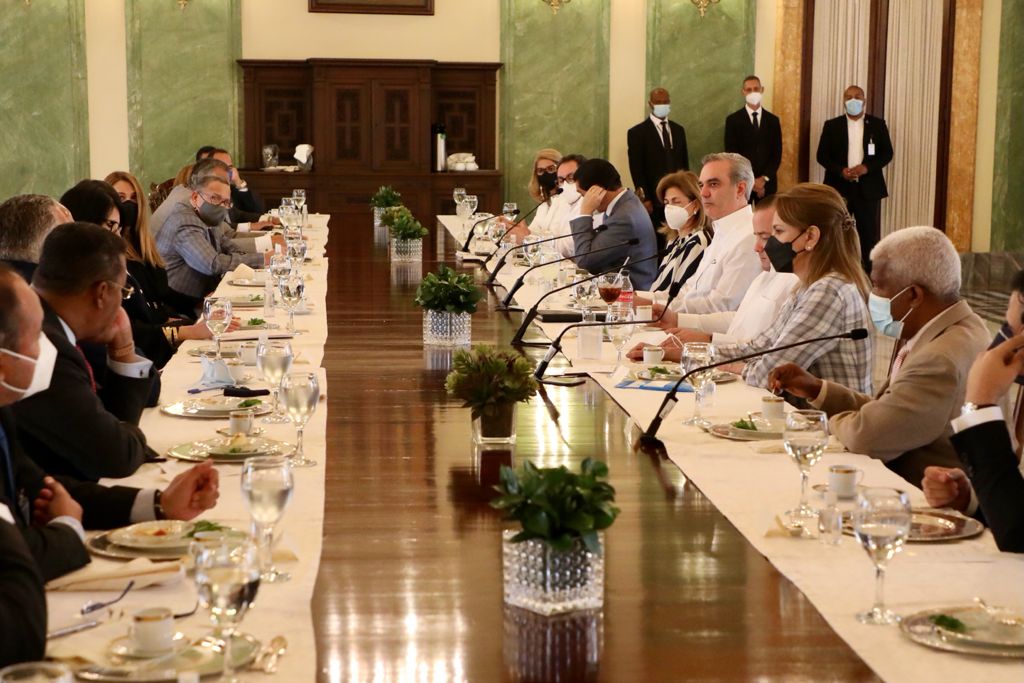 Encuentro en el que el presidente Luis Abinader ofreció detalles sobre varios temas. (Fuente externa)