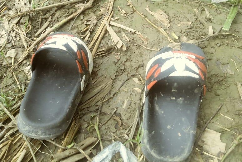 Calzados de la niña, según el informe policial. (Fuente externa)