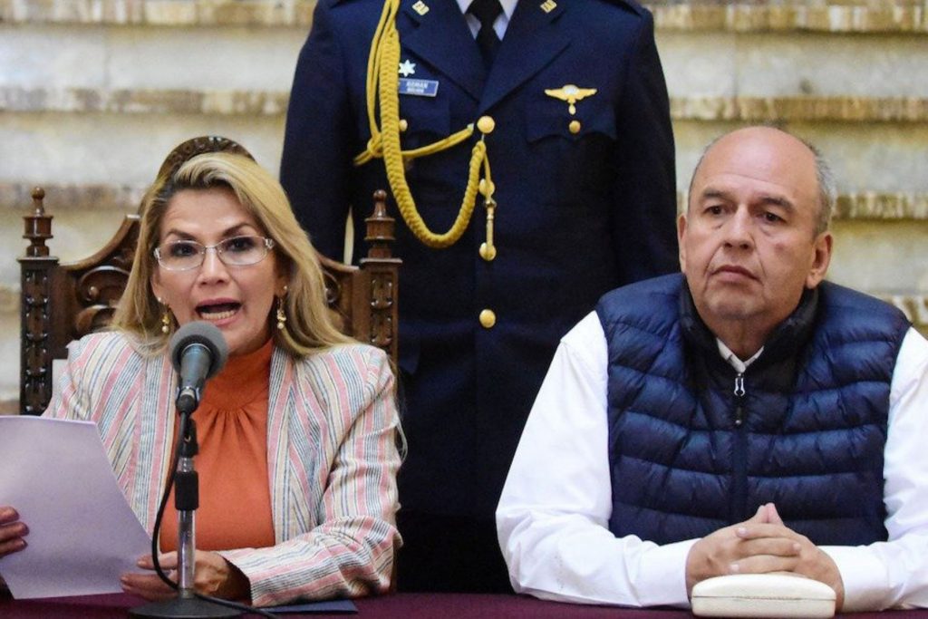 El Gobierno boliviano explicó que la gestión de Añez pagó 5,6 millones de dólares por la compra de gases lacrimógenos, pero que a la empresa proveedora se cancelaron solo 3,3 millones. (Fuente externa)