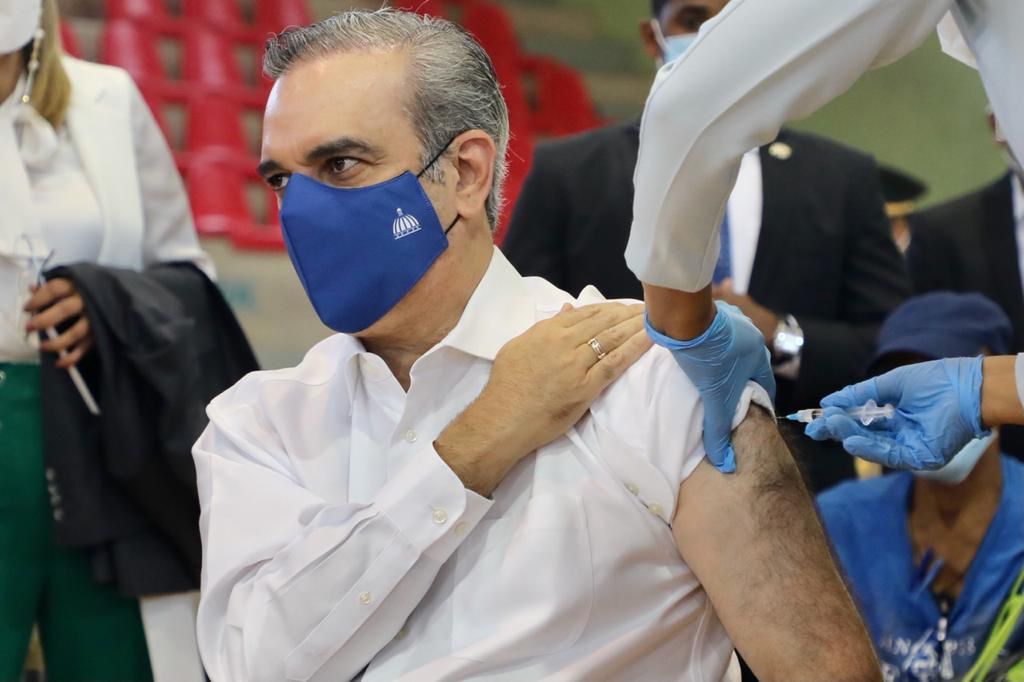 Momento en que el presidente Abinader recibió primera dosis. (Fuente externa).