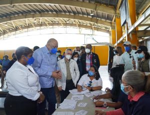 Ministro de Educación encabeza plan masivo de vacunación en Santo Domingo Este