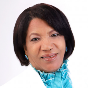 Arzobispo exhorta al pueblo a vacunarse y pide llevarla a barrios más necesitados Santo Domingo.RD.- El Arzobispo metropolitano monseñor Francisco Ozoria Acosta hizo un nuevo llamado a la feligresía católica de la Arquidiócesis de Santo Domingo y a la ciudadanía en general para que acudan a vacunarse contra el coronavirus en los centros que han sido habilitados en más de 120 sectores del Distrito Nacional y la provincia Santo Domingo. Pidió al gobierno que se hagan los esfuerzos necesarios para que la vacuna pueda estar al alcance de la mayor parte de la población y que no se postergue la inmunización en los grandes barrios marginados y los bolsones de miseria, donde la gente tiene menos posibilidades de higiene y distanciamiento social. El Gran Santo Domingo y Monte Plata, territorio de la Arquidiócesis que gobierna el Arzobispo Ozoria, ha sido la zona más afectada en todo el país con esta tercera ola de contagios del Covid.19, lo que ha obligado a las autoridades a declarar un nuevo toque de queda y tomar medidas más rigurosas para frenar la expansión de la pandemia. “Es un deber ciudadano cuidarse y cuidar a los demás”, reclamó el Arzobispo, tras señalar que la mayoría de las personas que están viviendo crisis de salud por el coronavirus y se hallan graves en los hospitales, no se habían vacunado. Tal vez por descuido o por llevarse de rumores y teorías conspiratorias que deben ser rechazadas por toda conciencia cristiana y responsablemente formada. Pidió a los fieles católicos y al pueblo en general que rechacen las informaciones falsas y no crean a los que andan diciendo que las vacunas hacen daño. “La consecuencia es que los que están hospitalizados con graves afecciones son los que no se han puesto la vacuna”, insistió monseñor Ozoria, quien hizo su llamado en el programa “Pastores con Olor a Oveja”, que se transmite por el canal católico Televida. Según el Arzobispo, por el contrario, los afectados que ya estaban vacunados, aunque se les detectó el virus, no han sufrido gravedad y casi todos han tenido sólo síntomas leves, de acuerdo a las informaciones que le han suministrado de algunas clínicas y hospitales. Recordó que la humanidad entera esperaba una vacuna para enfrentar esta terrible pandemia y que ahora cuando se ha obtenido, después de grandes investigaciones científicas y costosas pruebas de laboratorios, vienen algunos a decir boberías y mentiras contra la vacuna. “El mundo entero esperaba con ansias esta vacuna que inmunizar a la gente contra este terrible coronavirus, y no es justo se esté creando tanta confusión con teorías conspiratorias” de quienes se oponen a la vacunación para frenar el avance de la pandemia. Dijo que desde el principio la iglesia, especialmente nuestra Arquidiócesis de Santo Domingo, viene exhortando y motivando a todos los feligreses y también a la ciudadanía en general para que se vacunen y que gracias a Dios la gente está respondiendo a este llamado, porque se dan cuenta que es el medio preventivo responsable y eficiente para evitar la propagación de la pandemia. Según el Arzobispo, la Arquidiócesis de Santo Domingo no sólo se queda en hacer este llamado a la ciudadanía, sino que trabaja permanentemente por la salud de la población, y que varias de parroquias y centros católicos se han habilitado como centros de vacunación. Se está poniendo la vacuna en el centro San Pedro Apóstol, de Villa Francisca; la parroquia Nuestra Señora de la Fe; el centro médico de la Parroquia Divina Providencia de Arroyo Hondo; el colegio San Gabriel, San Juan Bautista, La hora de Dios; y las parroquias Perpetuo Socorro, Santa María Reina, San Agustín, Santo Tomás de Villa Nueva, Sagrada Familia, Nuestra Señora de La Altagracia, y Santa Cruz de Villa Mella, entre otras.