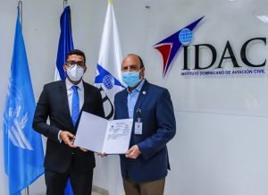 Al centro Román E. Caamaño, director general del Instituto Dominicano de Aviación Civil (IDAC) y a su izquierda Héctor Gómez, presidente de Red Air
