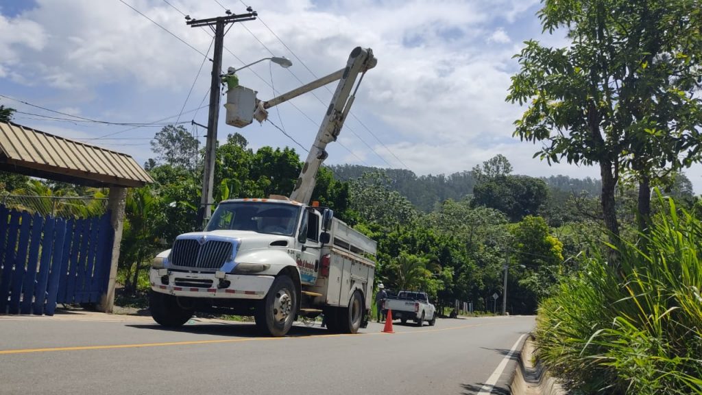 EL NUEVO DIARIO, JARABACOA. La Empresa Distribuidora de Electricidad del Norte EDENORTE inició este miércoles la iluminación de las carreteras tramo Jarabacoa,Las Cabirmas y la Piña, Por disposición del Presidente. Informó que, fueron inauguradas el mes pasado donde se instalarán cientos de lámparas y se sustituirán los postes que estén en malas condiciones, para así cumplir con la promesa hecha por el presidente Luis Abinader en su visita a este municipio. Los trabajos están siendo ejecutados bajo la supervisión del gerente general de EDENORTE, Andrés Cueto quien dijo que en los próximos días estas vías estarán completamente iluminadas al igual que el campo de fútbol de Jarabacoa. Indicó que, el equipo de trabajo está dirigido por Iván Rivas, gerente de redes de EDENORTE quien se hizo acompañar de Smith Vásquez, supervisor, Juan Miguel, quien es el contratista y el Inspector General de Gestión Presidencial, Nicky Valdéz. Con relación a los trabajos de iluminación, la dirigente comunitaria Hiralda Calderón agradeció al presidente por cumplir su promesa de llevar luz a las comunidades.