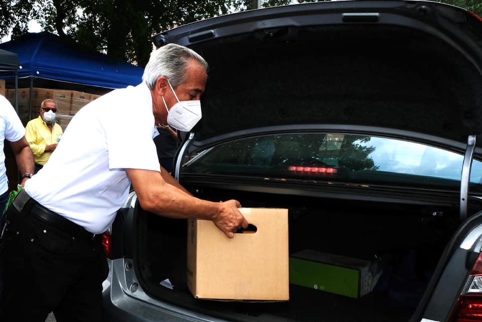 Consulado dominicano en Miami realiza distribución de alimentos