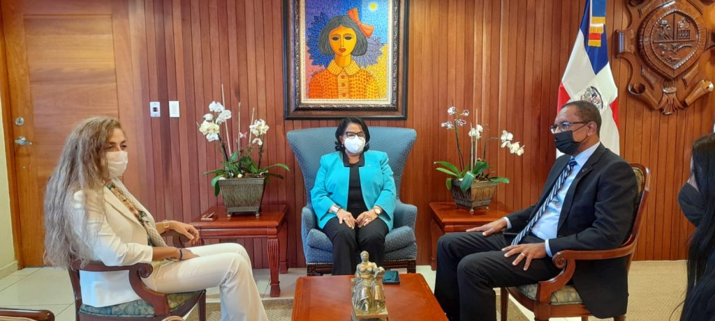 La rectora de la UASD, doctora Emma Polanco Melo, el vicerrector de Extensión, maestro Antonio Medina Calcaño y la embajadora Yeᶊim Kebapcioǧlu