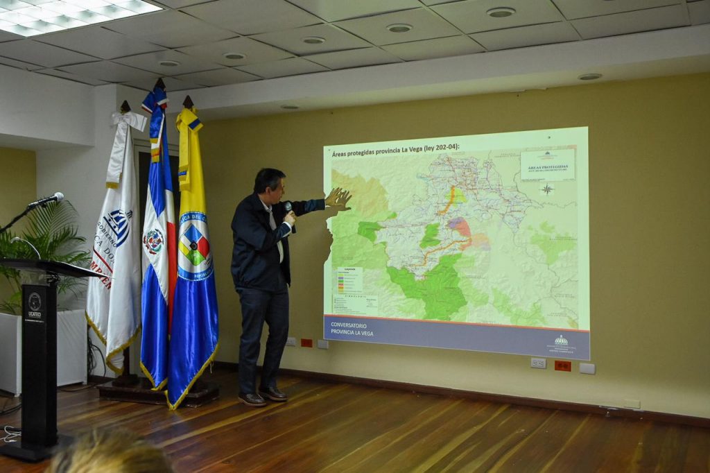 Ministro de Medio Ambiente se reúne con sectores sociales de La Vega