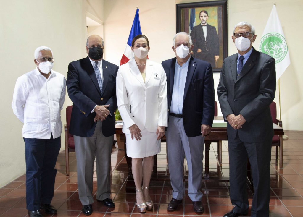 Miembros ADH y Julia Castillo, esposa del Dr. Wilfredo Lozano