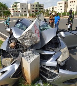 Mujer pierda el control de su vehículo e impacta con un poste del tendido eléctrico