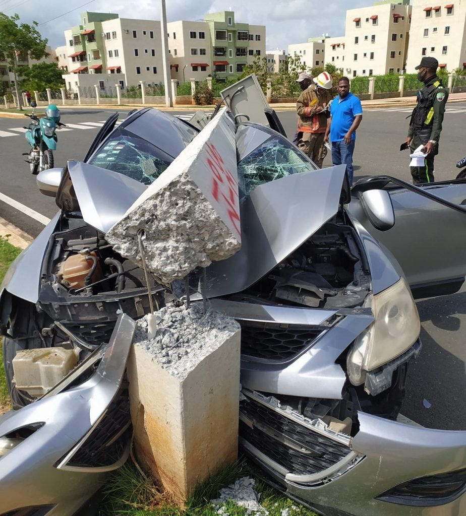Mujer pierda el control de su vehículo e impacta con un poste del tendido eléctrico