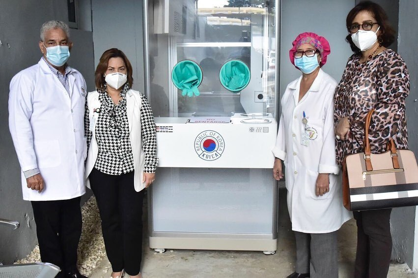 Adekoica realiza donación rampa de rehabilitación, medicamentos y equipo tecnológico