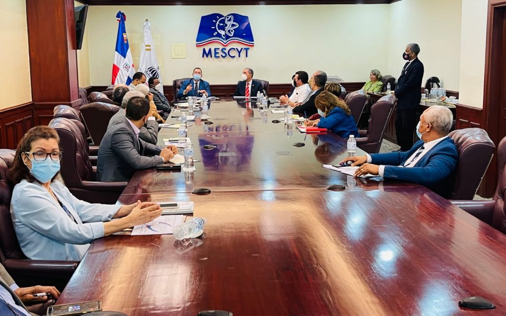 El Ministro del MESCYT, doctor Franklin García Fermín, encabezó una reunión con los representantes de universidades e Instituciones de Educación Superior del país, para tomar la decisión.