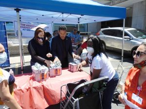 Diputado Norberto Rodríguez apadrina distribución de alimentos en Hospital de NYC
