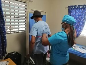 Fundación Dominicana de Desarrollo Humano Sostenible y Senasa asisten envejecientes