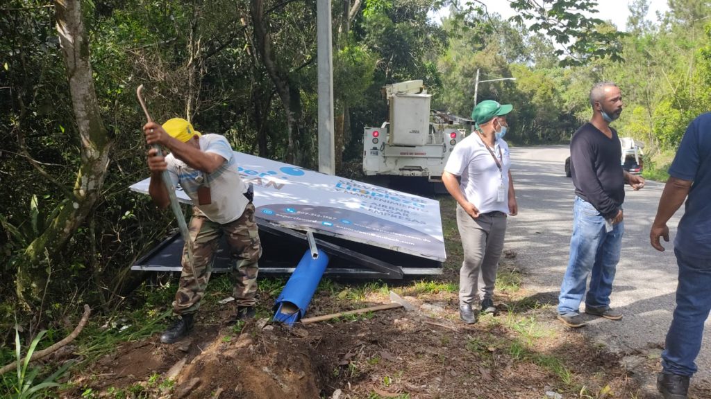 Medio Ambiente desmonta letreros de la entrada principal a Jarabacoa