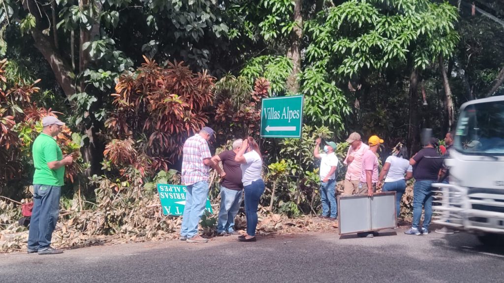 Medio Ambiente desmonta letreros de la entrada principal a Jarabacoa