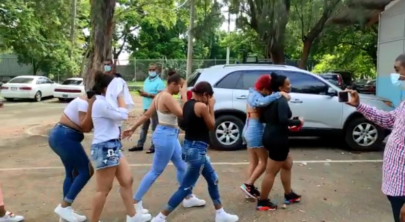 VIDEO) Detenidos por fiesta en motel de Santiago alegan no violaban toque  de queda