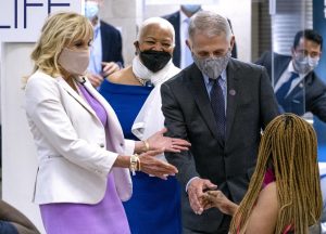 Jill Biden, primera dama de Estados Unidos y el doctor Anthony Fauci, principal experto en enfermedades infecciosas del país. (Fuente externa)